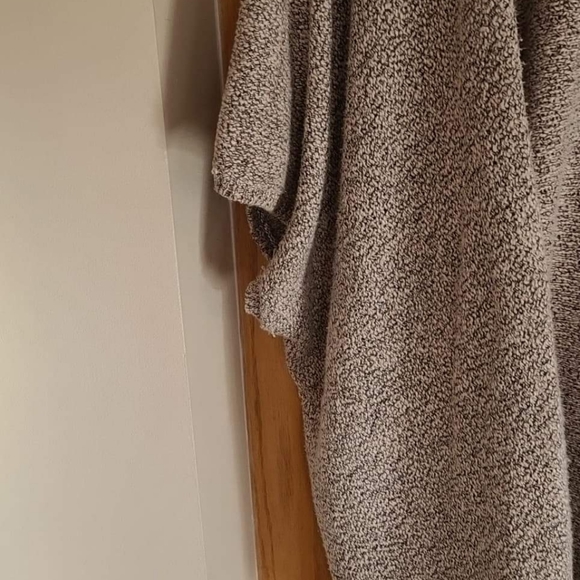 Aritzia Ionic Cape - Picture 5 of 6